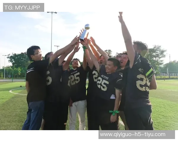 快船全队团建活动共赏橄榄球比赛并拍摄合影留念欢乐时光